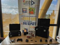 Maximalle : une malle pédagogique d'initiation au codage et à la programmation, à destination des adolescents avec différents robots et drones à programmer ainsi qu’un jeu de société.